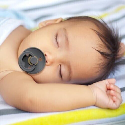 Saldžiai miegantis kūdikis su Bibs čiulptuku