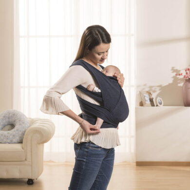 Mama glaudžianti kūdikį prie savęs su BOPPY Comfy Fit nešiokle