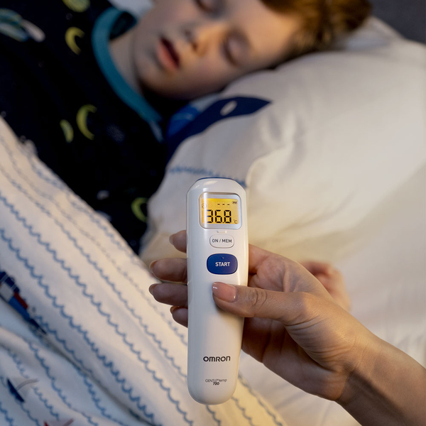 Omron bekontaktis termometras šalia miegančio vaiko