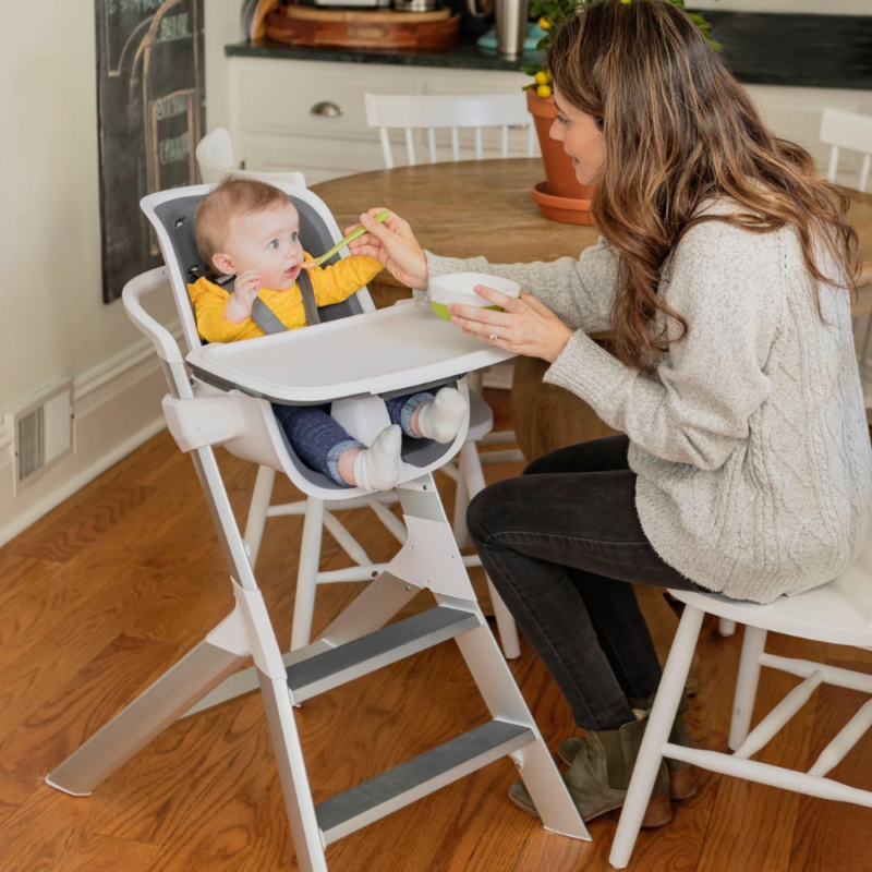 4MOMS Connect maitinimo kėdutė ir mama maitinanti kūdikį