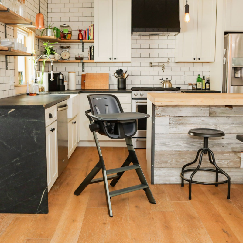 Juodos spalvos 4MOMS Connect maitinimo kėdutė stovinti virtuvėje