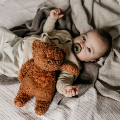 Kūdikis ir ant jo gulintis MOONIE migdukas Caramel Bear