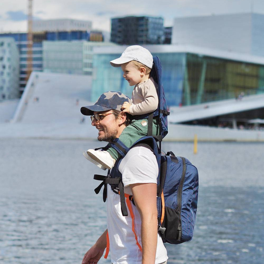 Vaikas su tėčiu ir Minimeis kelionine nešiokleMiniMeis G4 kelioninė nešioklė Navy