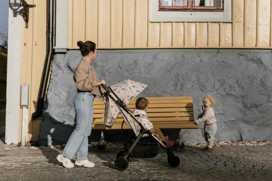 mama su vaiku ir vežimėliu