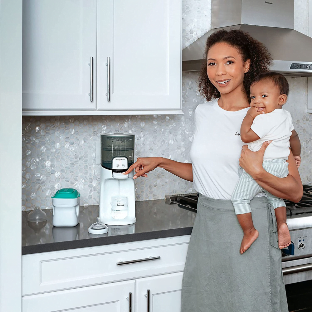 mama su vaiku prie pieno šildytuvo