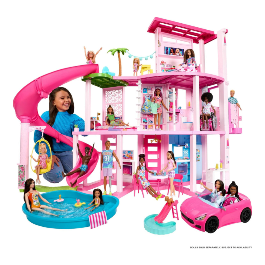 Mergaitė žaidžia su Barbie Dreamhouse