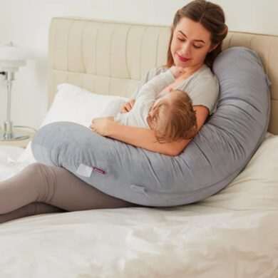 MOMCOZY pozicionuojanti F formos šoninio miegojimo pagalvė su veliūro užvalkalu