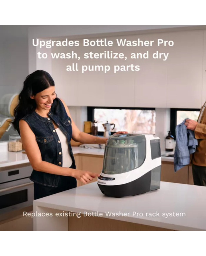 Moteris virtuvėje naudoja Baby Brezza WASHER PRO buteliukų plovyklę