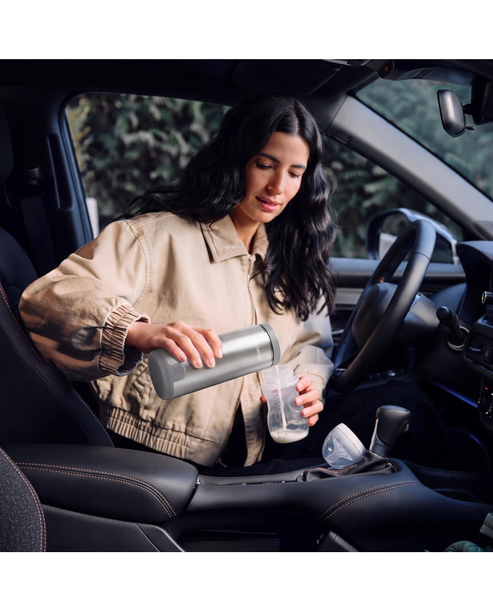 Moteris automobilyje pila pašildytą pieną iš Baby Brezza šildytuvo į buteliuką