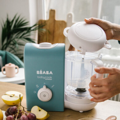 Moteris nuima BEABA Babycook Express dangtį virtuvėje šalia vaisių