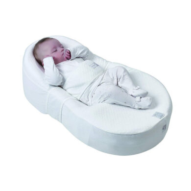 Naujagimis miega baltame Cocoonababy gultuke prisegtas pilvuko diržu