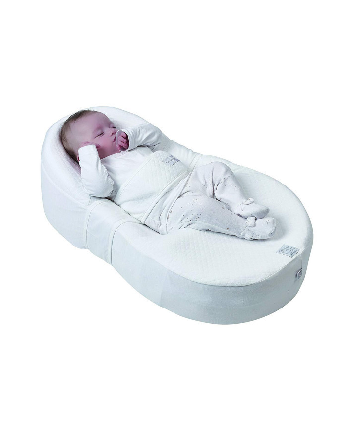 Naujagimis miega baltame Cocoonababy gultuke prisegtas pilvuko diržu