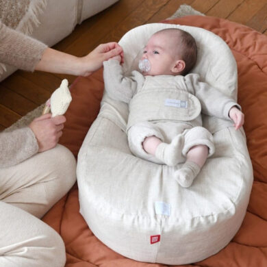 Naujagimis ilsisi BEABA Cocoonababy gultuke su prilaikančiu diržu