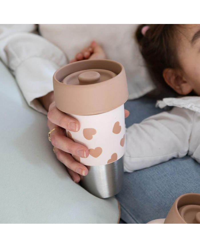 Suaugusiojo ranka laiko BEABA 480 ml nerūdijančio plieno puodelį BIGLOVE