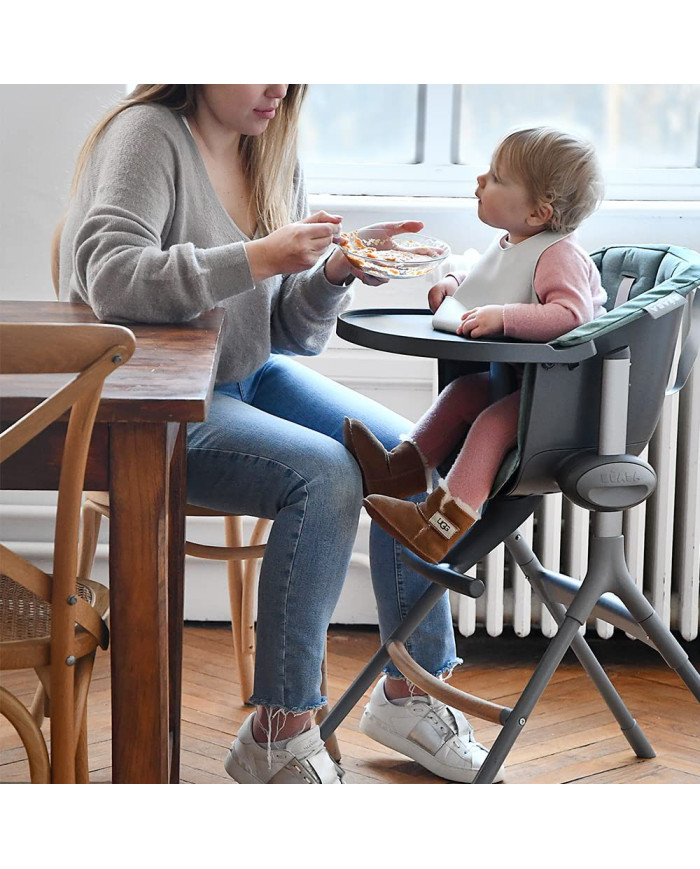 Mama maitina mažylį sėdintį BEABA Up and Down maitinimo kėdutėje prie stalo