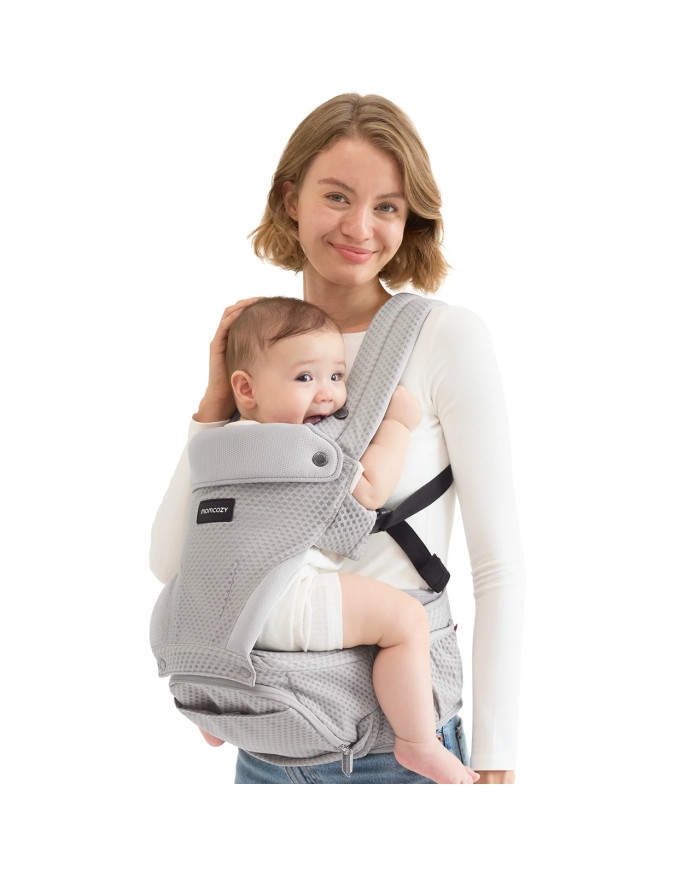 Kūdikis pilkoje Momcozy nešioklėje veidu į mamą