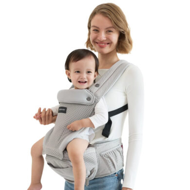 Mama su pilka Momcozy Move2Fit nešiokle neša mažylį ant klubų sėdynės